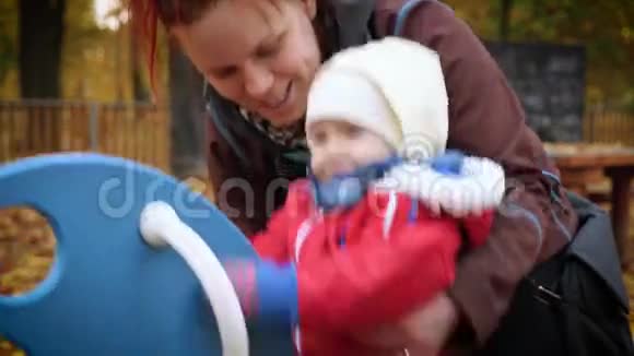 秋天公园和妈妈荡秋千的快乐宝宝视频的预览图