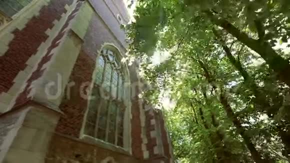 在外面的德国教堂阳光窗户视频的预览图