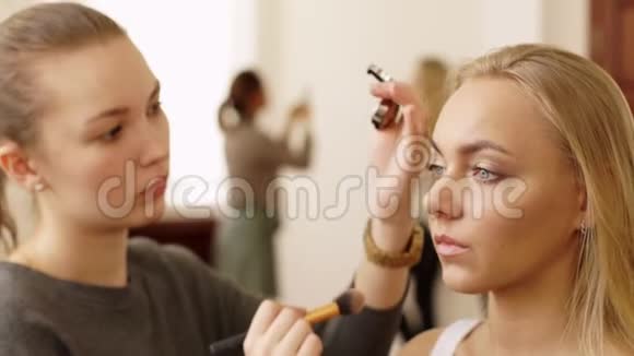 化妆师给模特女郎化妆视频的预览图
