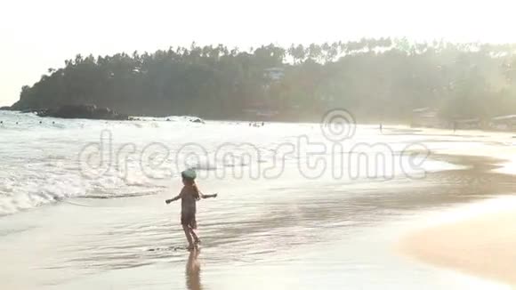 斯里兰卡Mirissa海滩上浪荡的小女孩视频的预览图