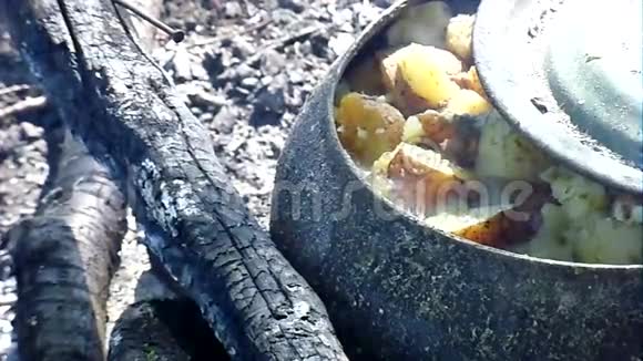 烧饭用的铸铁锅可在明火上使用视频的预览图