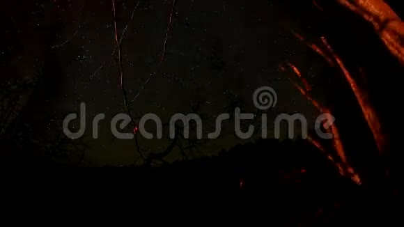 时间表夜晚星星树火山视频的预览图