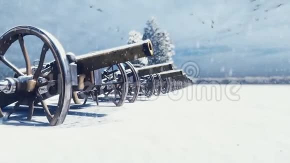 在战斗前的阴天峡谷在雪中的冬天的田野上下雪了准备战斗的大炮视频的预览图