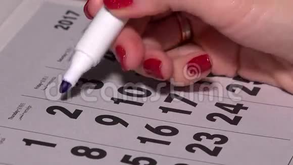 女人手圈和纸历上的交叉日子视频的预览图