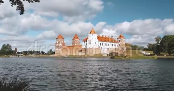 米尔白俄罗斯米尔城堡综合体从湖边联合国教科文组织世界遗产夏日晴天著名地标视频的预览图
