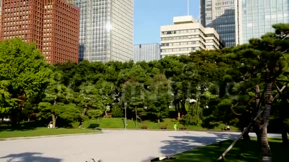 东京中部树木环绕的办公大楼视频的预览图