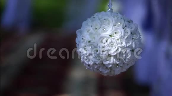 白色的花球挂在丝带上视频的预览图