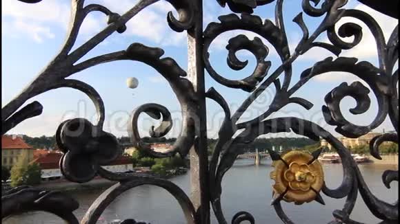 游览历史悠久的布拉格视频的预览图