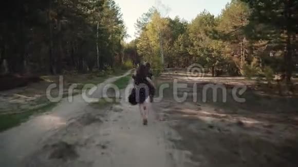 两个小女孩正在夏天的森林里奔跑视频的预览图