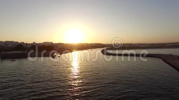 日落时船在码头上漂浮视频的预览图