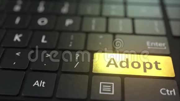 黑色电脑键盘和金色采用按键概念三维动画视频的预览图