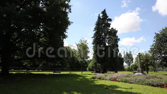 英国赫里福德郡怀伊山谷的罗斯在圣玛丽教堂附近公园景观视频的预览图
