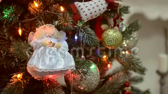 圣诞节和新年的玩具在圣诞树上闪烁的灯光视频的预览图