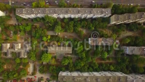 市区绿化建筑物屋顶视频的预览图