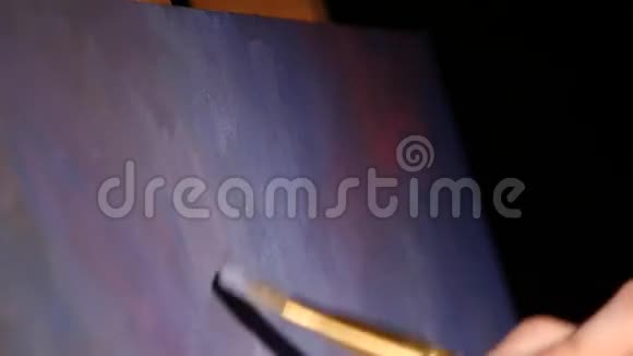 有才华的画家用紫丁香的油画笔视频的预览图
