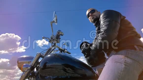 一个骑摩托车的人戴着太阳镜坐在摩托车上视频的预览图