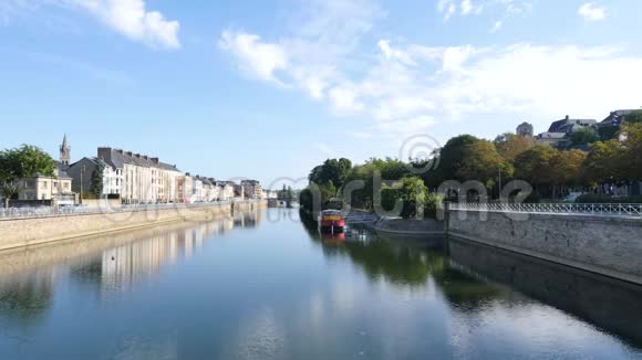 法国勒芒沙特河的倒影视频的预览图