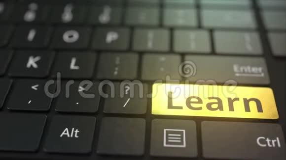 黑色电脑键盘和黄金学习键概念三维动画视频的预览图