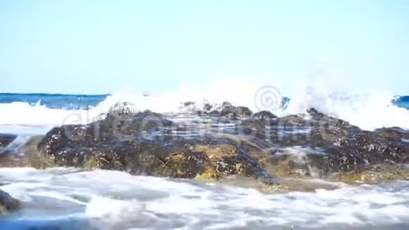 岩石海岸上的海浪视频的预览图