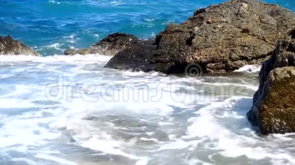 岩石海岸上的海浪视频的预览图