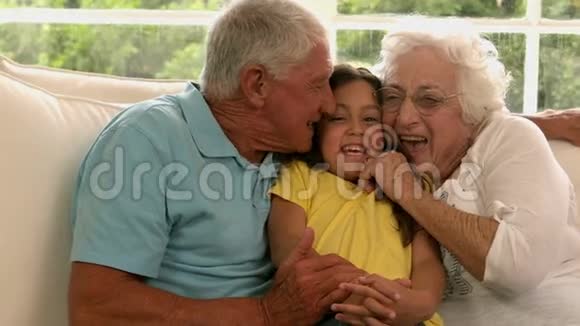 祖父母在沙发上亲孙女视频的预览图