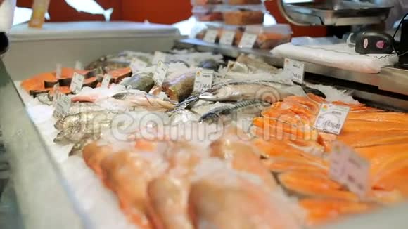 新鲜的鱼柜台上有鱼牛排鱼类市场视频的预览图