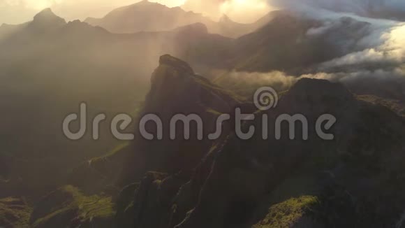 西班牙加那利群岛特内里费日落时的空中山景和雾在悬崖上爬行视频的预览图