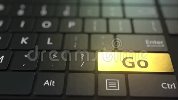 黑色电脑键盘和黄金围棋键概念三维动画视频的预览图