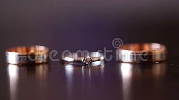餐桌背景下的结婚戒指视频的预览图