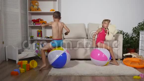男孩和女孩跳着充气球视频的预览图
