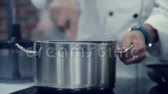 锅在炉子上厨师把食材混合在一起视频的预览图