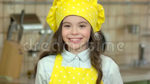 穿厨师制服的微笑女孩视频的预览图