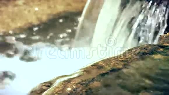 水流过岩石视频的预览图