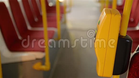 在公共汽车上张贴近人手插票在公共交通工具上张贴妇女插车票视频的预览图