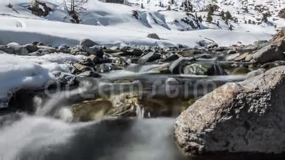 美丽的冬季全景湖上升时间视频的预览图