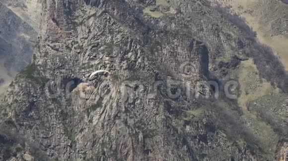 滑翔伞降落在岩石的背景上视频的预览图