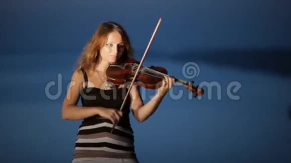 站在小提琴上的天才女孩视频的预览图