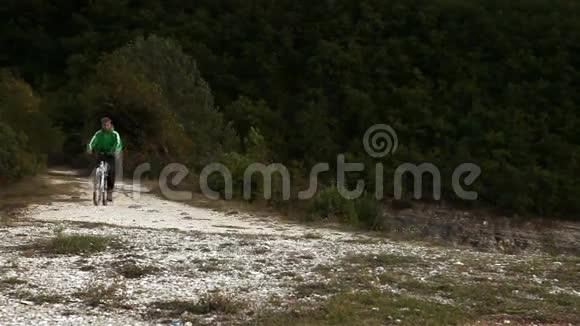 自行车游到高山湖视频的预览图