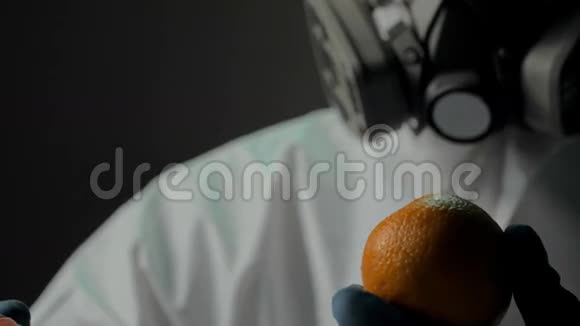 用活性物质或溶液和橙色的注射器近距离拍摄科学家在水果中添加肥料并观察视频的预览图