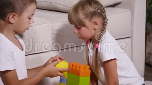 男孩和女孩玩彩色乐高积木视频的预览图
