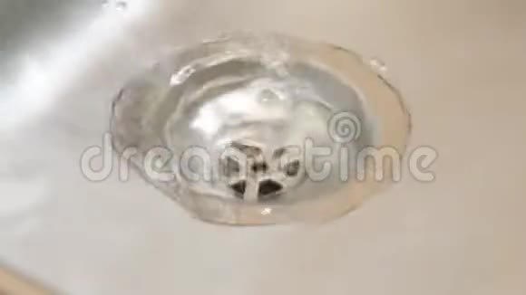 厨房水槽的水排水视频的预览图