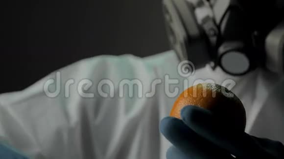 带有修饰基因的橙色加速果实成熟的实验室实验生物学家将红色液体注入视频的预览图
