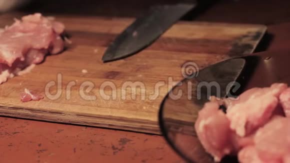 男人用手在木板上切鲜肉视频的预览图