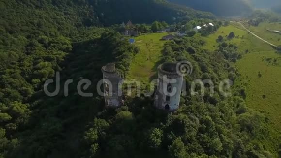 鸟瞰老城堡两座塔楼和周围的森林视频的预览图