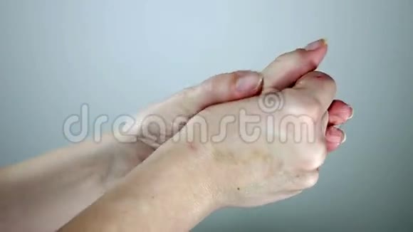 女人她的手在抹霜用手指视频的预览图