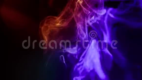 黑色背景上的抽象颜色混合烟雾视频的预览图