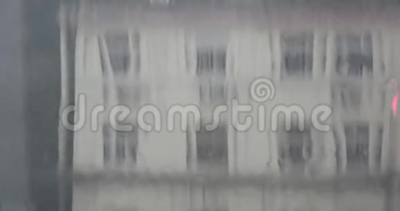 窗户雨滴视频的预览图
