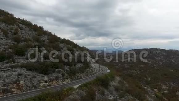 从山顶眺望录像山顶沥青路视频的预览图