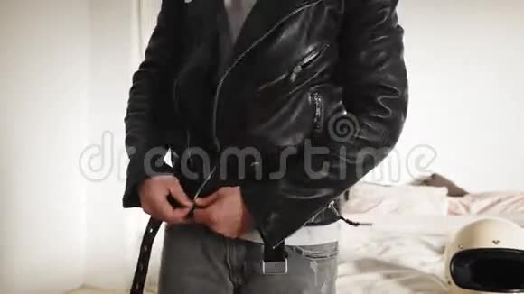 男人穿黑色皮夹克视频的预览图