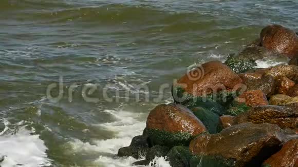 海水溅落在海岸岩石上视频的预览图